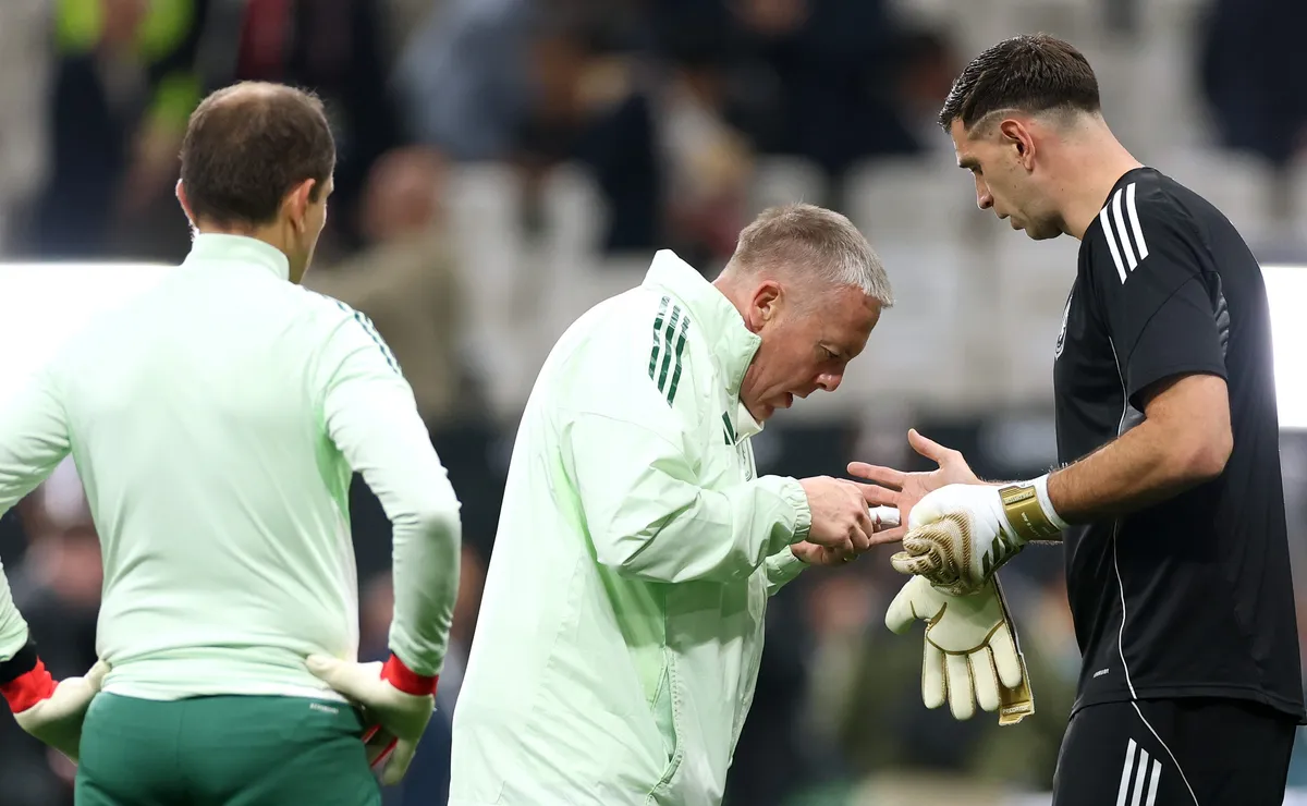 Dibu Martínez quebra dedo e preocupa a Seleção Argentina