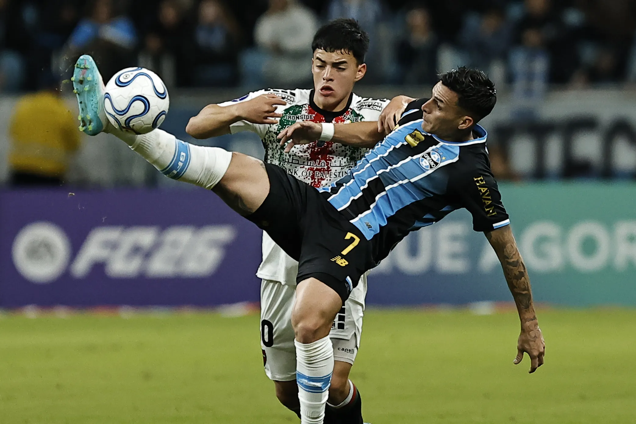 Cristian Pavon jogador do Grêmio durante partida contra o Palestino. Foto: Roberto Vinicius/AGIF