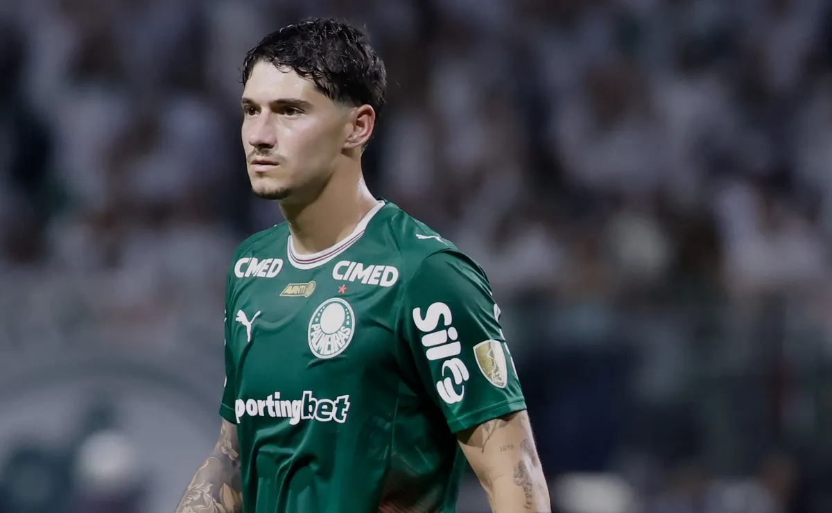 Torcida do Palmeiras detona Abel Ferreira após improvisar Emiliano Martínez contra o Cerro Porteño