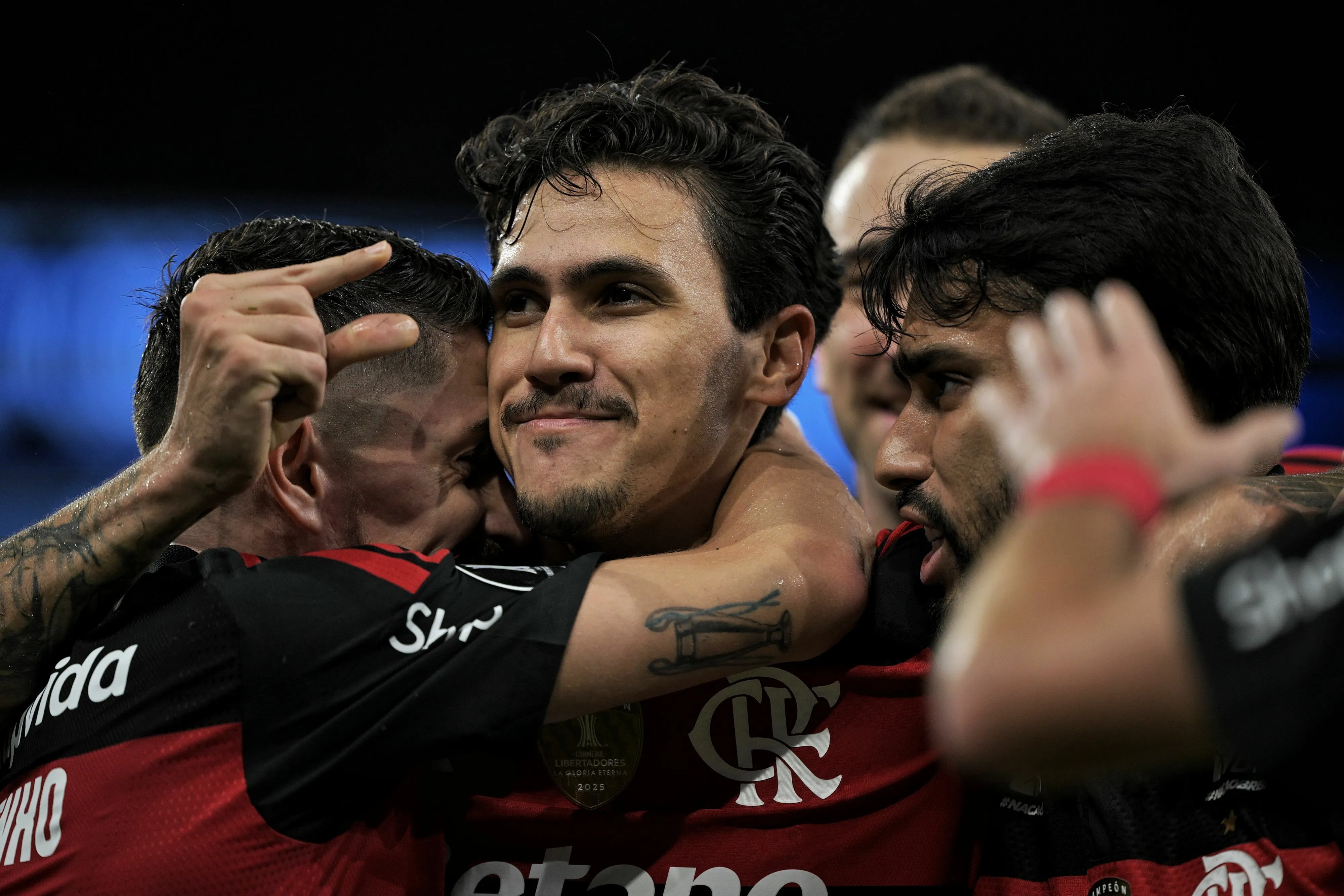 RJ – RIO DE JANEIRO – 20/05/2026 – COPA LIBERTADORES 2026, FLAMENGO X ESTUDIANTES – Pedro jogador do Flamengo comemora seu gol com jogadores do seu time durante partida contra o Estudiantes no estadio Maracana pelo campeonato Copa Libertadores 2026. Foto: Jorge Rodrigues/AGIF