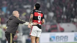 Pedro, jogador do Flamengo, comemora seu gol com Leonardo Jardim tecnico da sua equipe durante partida contra o Cruzeiro no estadio Maracana pelo campeonato Brasileiro A 2026. Foto: Thiago Ribeiro/AGIF