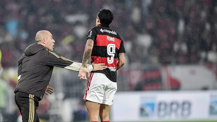 Pedro, jogador do Flamengo, comemora seu gol com Leonardo Jardim tecnico da sua equipe durante partida contra o Cruzeiro no estadio Maracana pelo campeonato Brasileiro A 2026. Foto: Thiago Ribeiro/AGIF