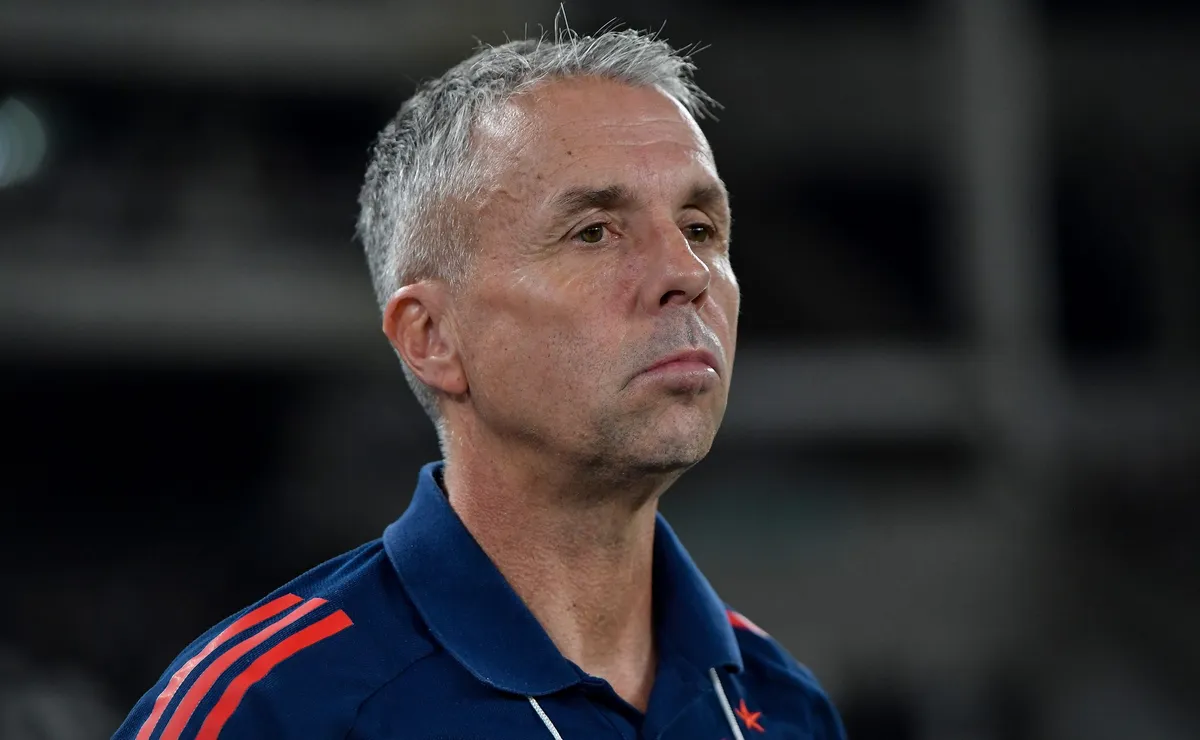 Técnico do San Lorenzo, Gustavo Álvarez, detona falta de segurança na Vila Belmiro: “Corri o risco de levar algo na cabeça”