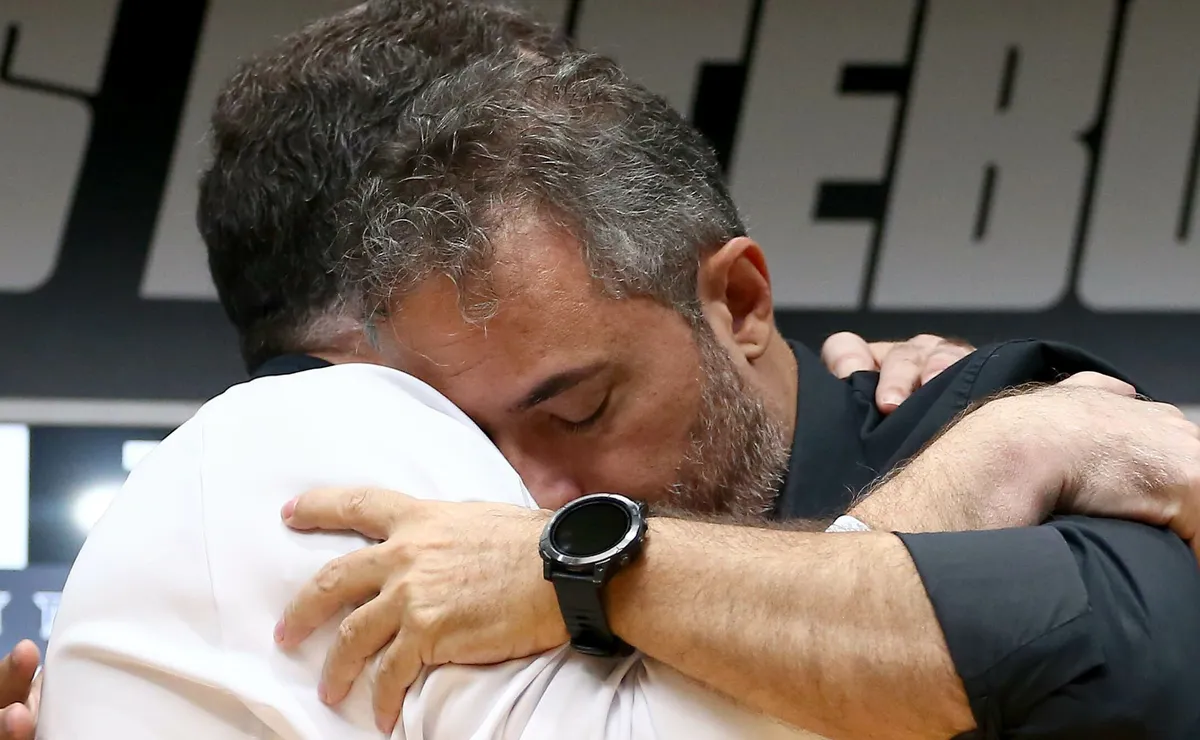 Trabalho de Alexandre Mattos fica exposto e dirigente vira assunto nos corredores da Vila Belmiro
