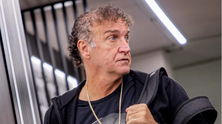Cuca técnico do Santos chegando na Vila Belmiro para partida válida pela Sul-Americana