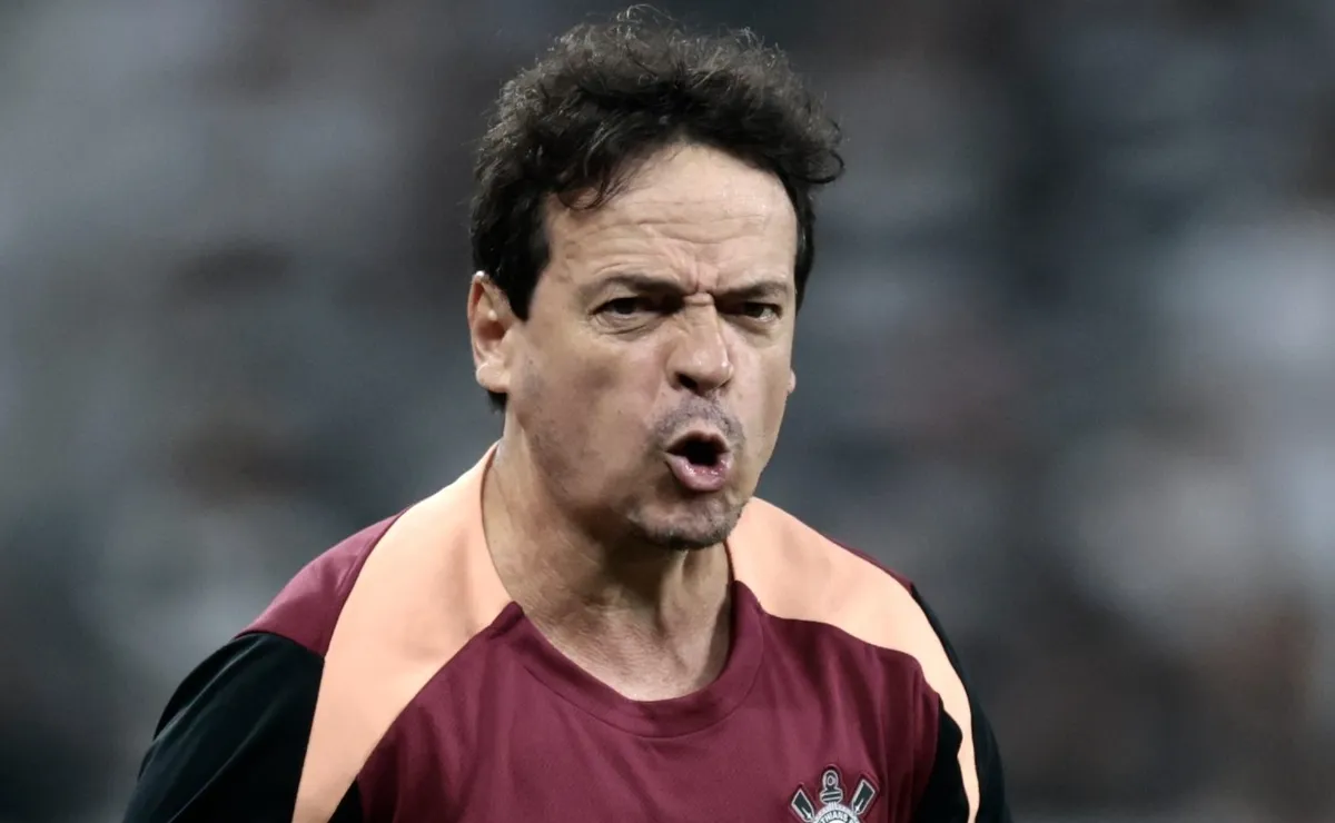 Fernando Diniz prepara mudanças na escalação em Peñarol x Corinthians