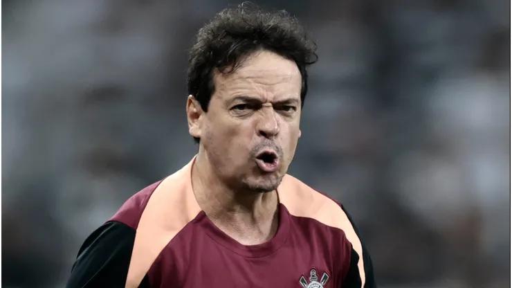 Fernando Diniz deve mudar o Corinthians.