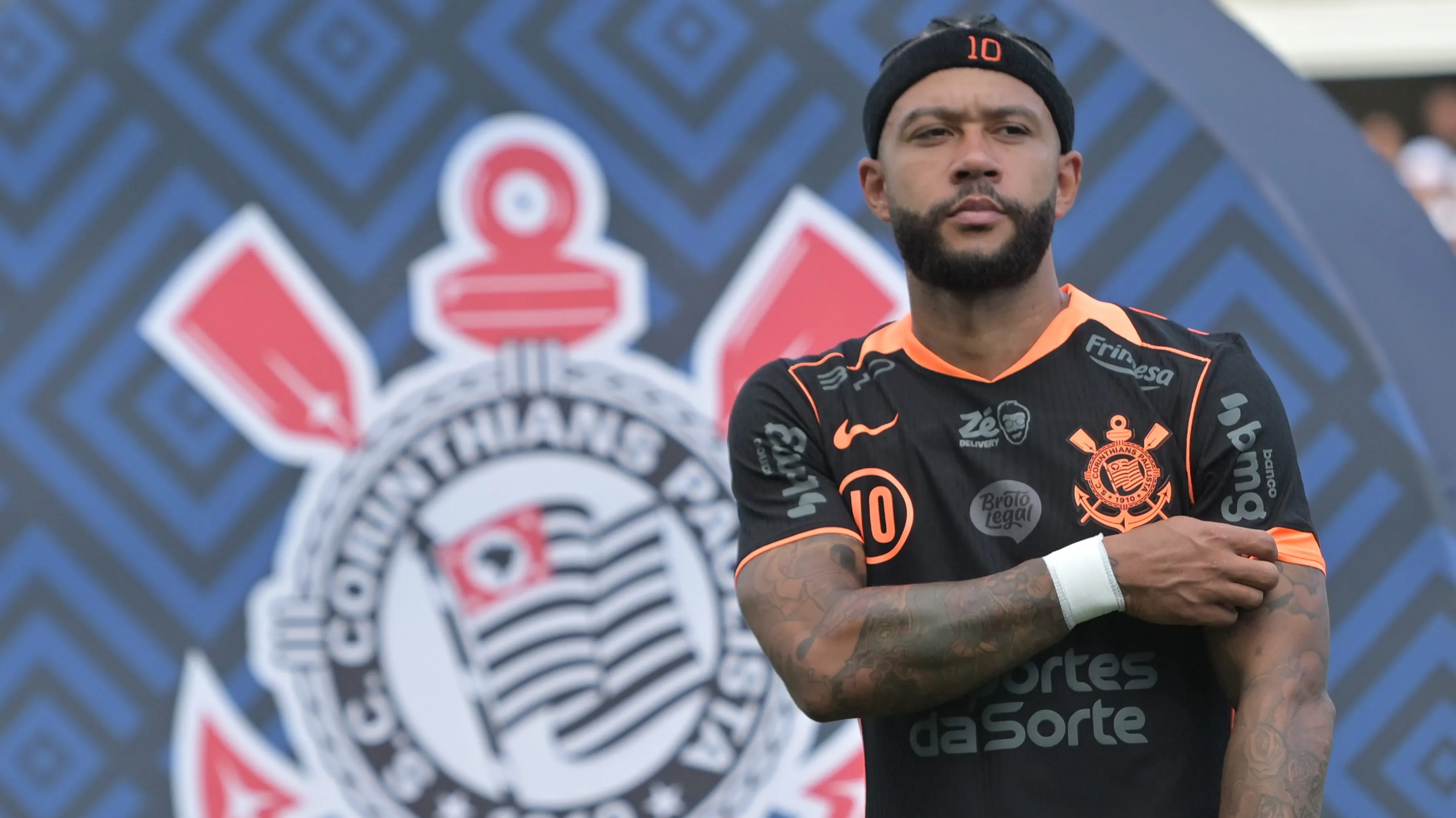 Memphis Depay segue como desfalque - Foto: Jota Erre/AGIF.