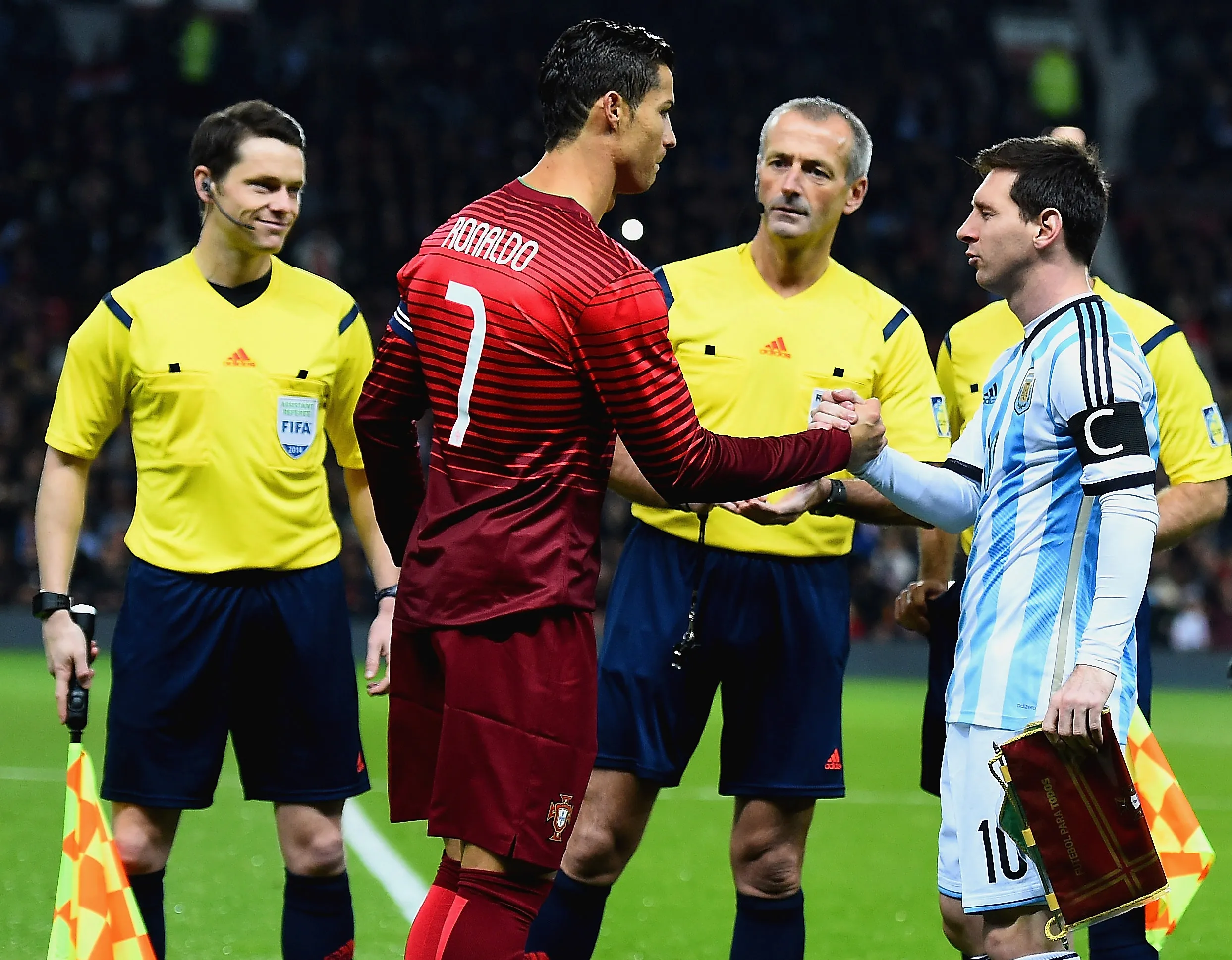 Cristiano Ronaldo e Messi durante um amistoso em 2014. Foto: Laurence Griffiths/Getty Images
