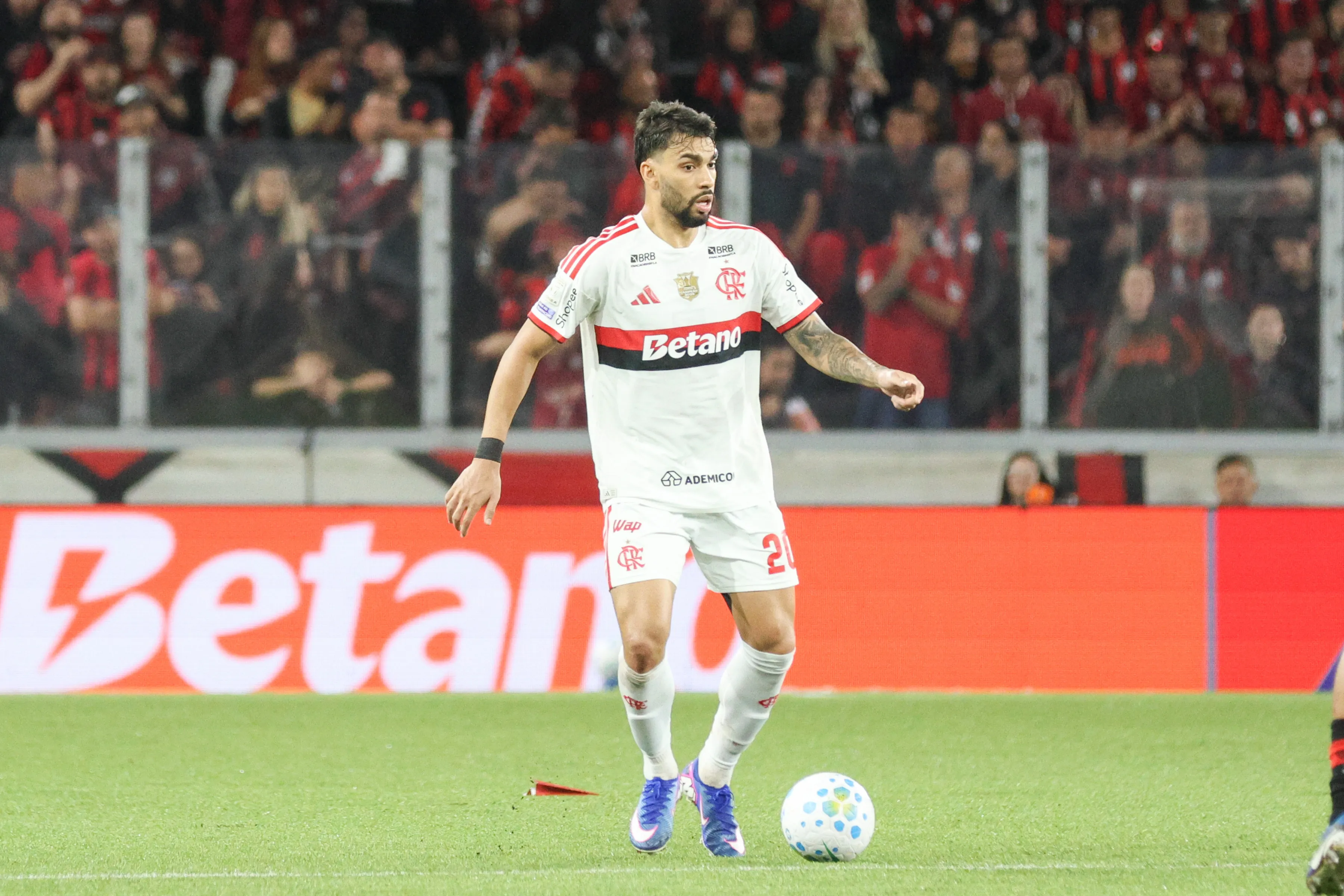 PR – CURITIBA – 17/05/2026 – BRASILEIRO A 2026, ATHLETICO-PR X FLAMENGO – Lucas Paqueta jogador do Flamengo durante partida contra o Athletico-PR no estadio Arena da Baixada pelo campeonato Brasileiro A 2026. Foto: Robson Mafra/AGIF