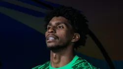 Hugo Souza durante hino nacional em jogo do Brasil.