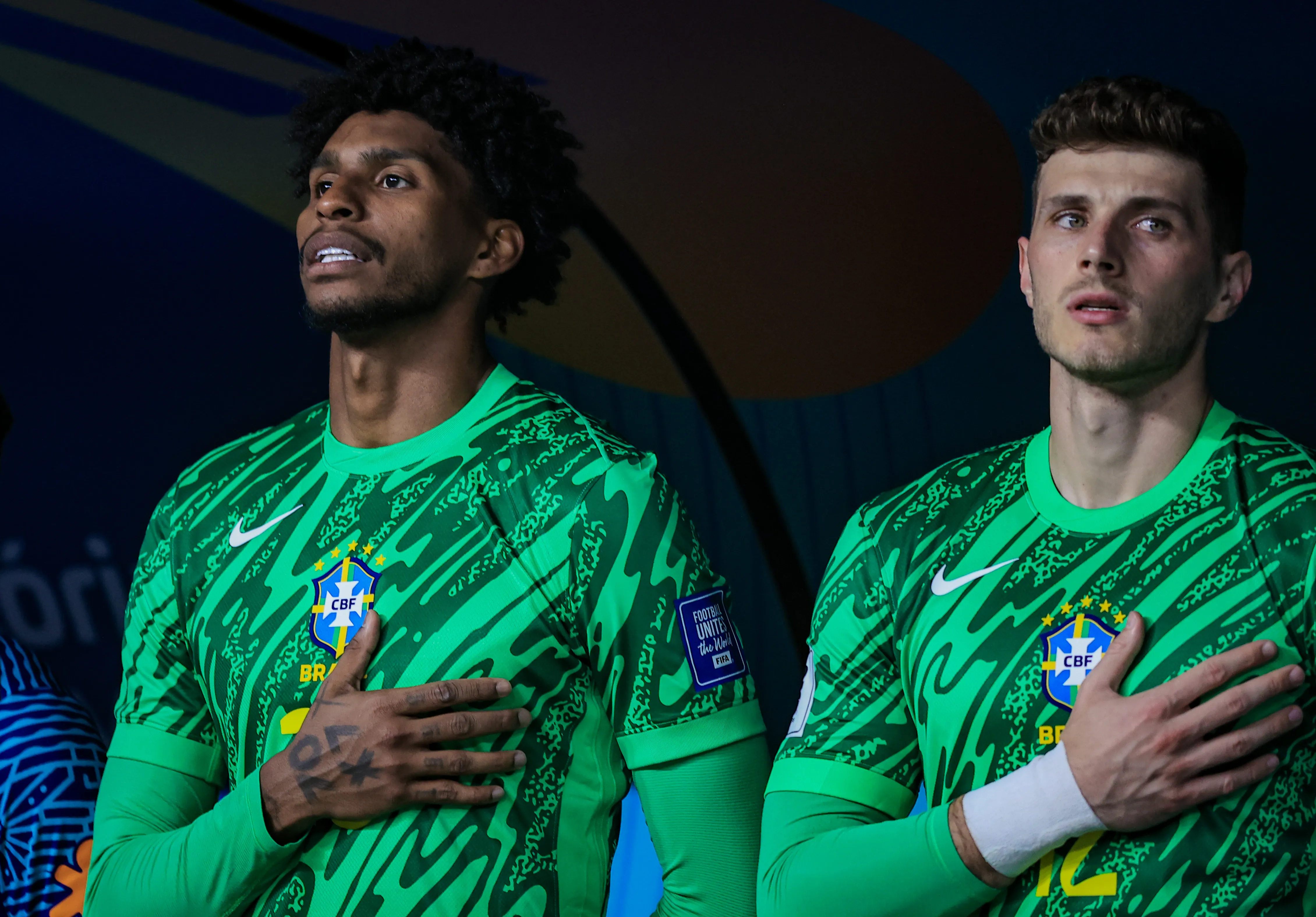 Hugo Souza, goleiro da Selecao Brasileira, durante execucao do hino nacional antes da partida contra o Paraguai no estadio Arena Corinthians pelo campeonato Eliminatorias Copa Do Mundo 2026. Foto: Fabio Giannelli/AGIF