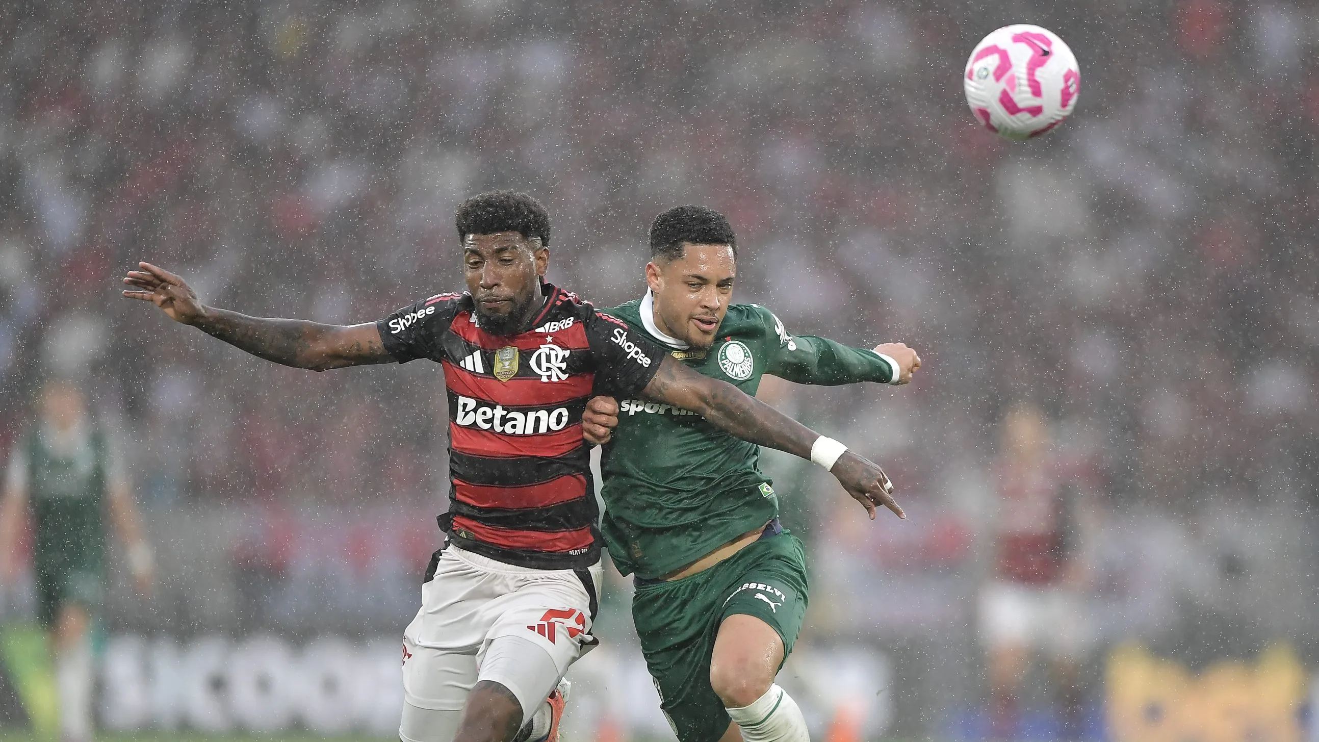 Foto: Thiago Ribeiro/AGIF – Emerson Royal e Vitor Roque em disputa de bola em Flamengo x Palmeiras.