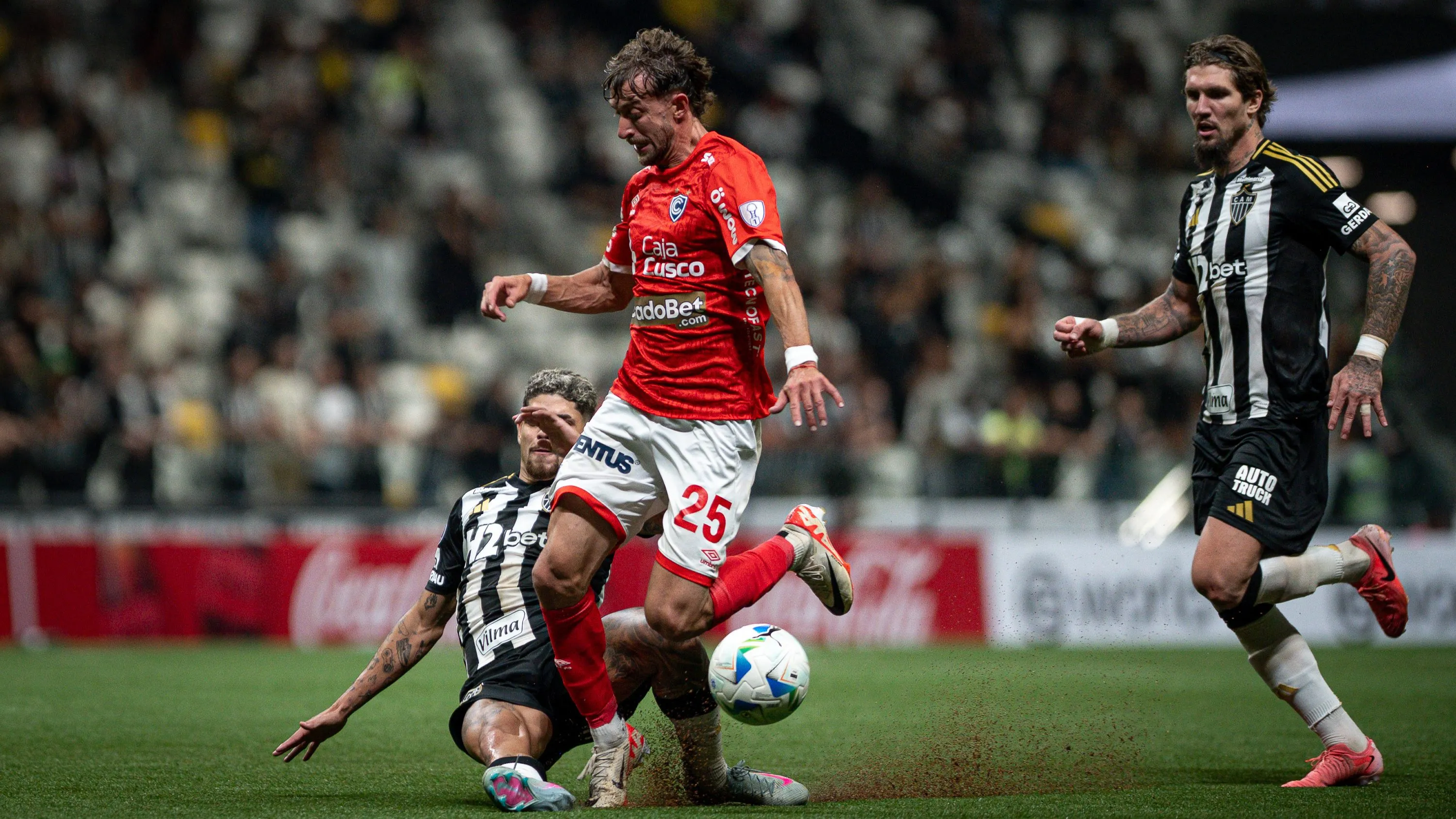 Gentile jogador do Cienciano durante partida contra o Atletico no estadio Arena MRV pelo campeonato Copa Sul-americana 2025. Foto: Alessandra Torres/AGIF
