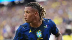 Danilo em campo com a camisa da Seleção Brasileira.