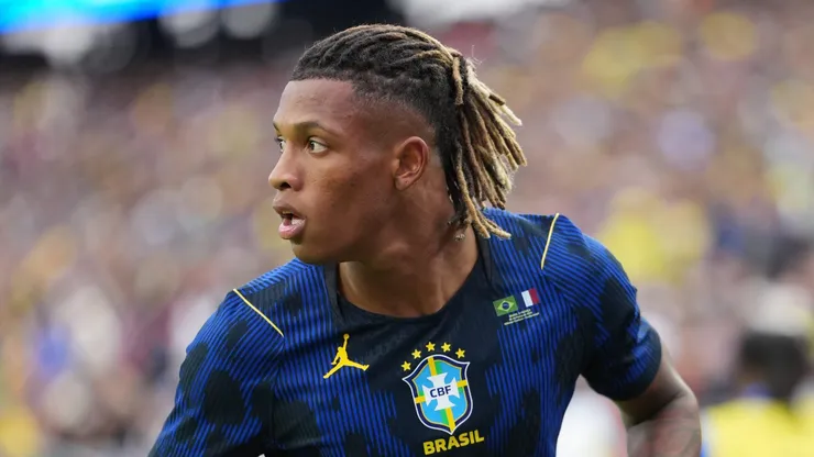 Danilo em campo com a camisa da Seleção Brasileira.