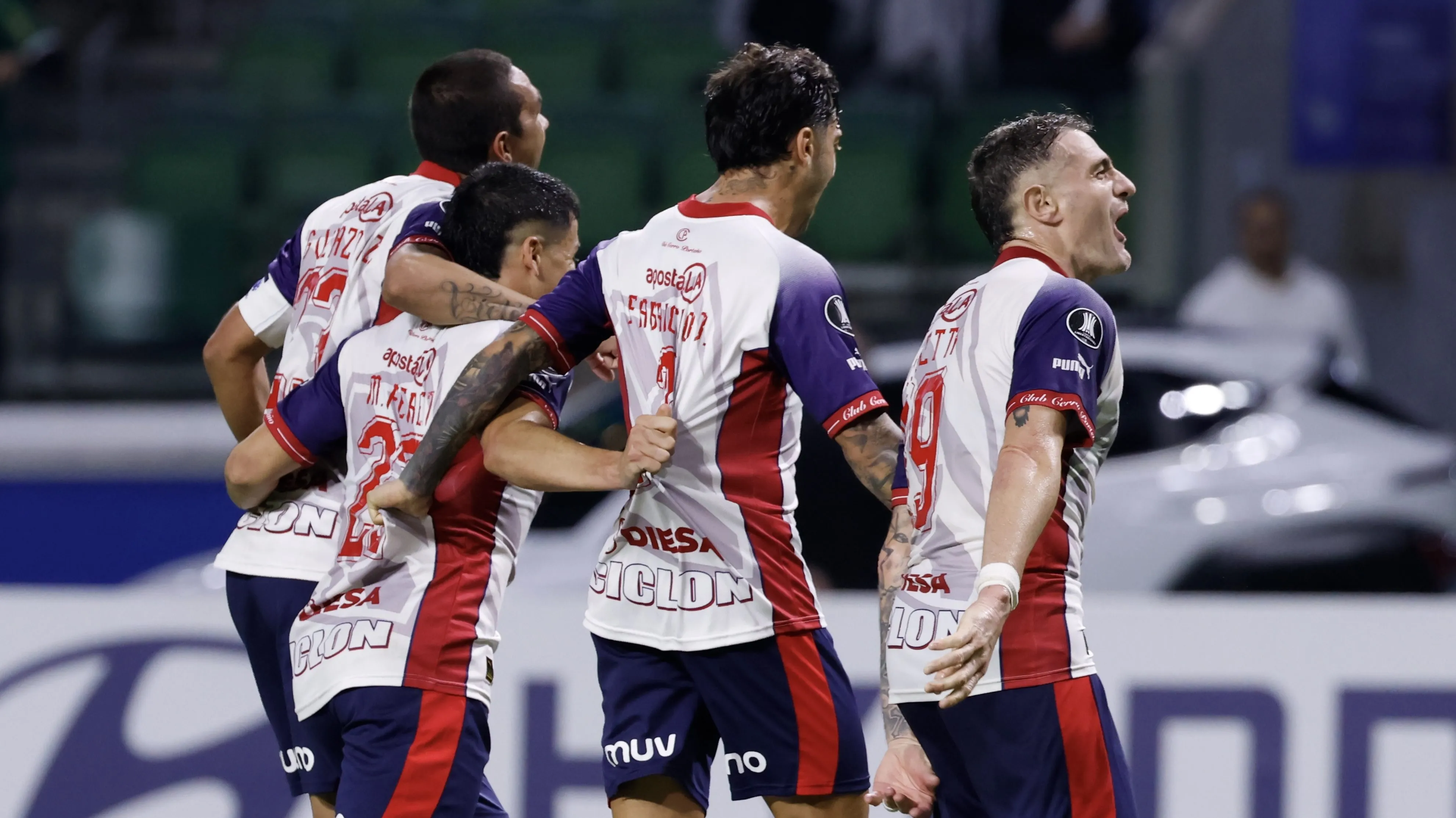 Jogadores do Cerro Porteno comemoram vitoria ao final da partida contra o Palmeiras no estadio Nubank Arena pelo campeonato Copa Libertadores 2026. Foto: Marcello Zambrana/AGIF