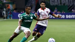 Jhon Arias jogador do Palmeiras disputa lance com Cecilio jogador do Cerro Porteno durante partida no estadio Nubank Arena pelo campeonato Copa Libertadores 2026. Foto: Marcello Zambrana/AGIF