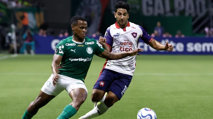 Jhon Arias jogador do Palmeiras disputa lance com Cecilio jogador do Cerro Porteno durante partida no estadio Nubank Arena pelo campeonato Copa Libertadores 2026. Foto: Marcello Zambrana/AGIF