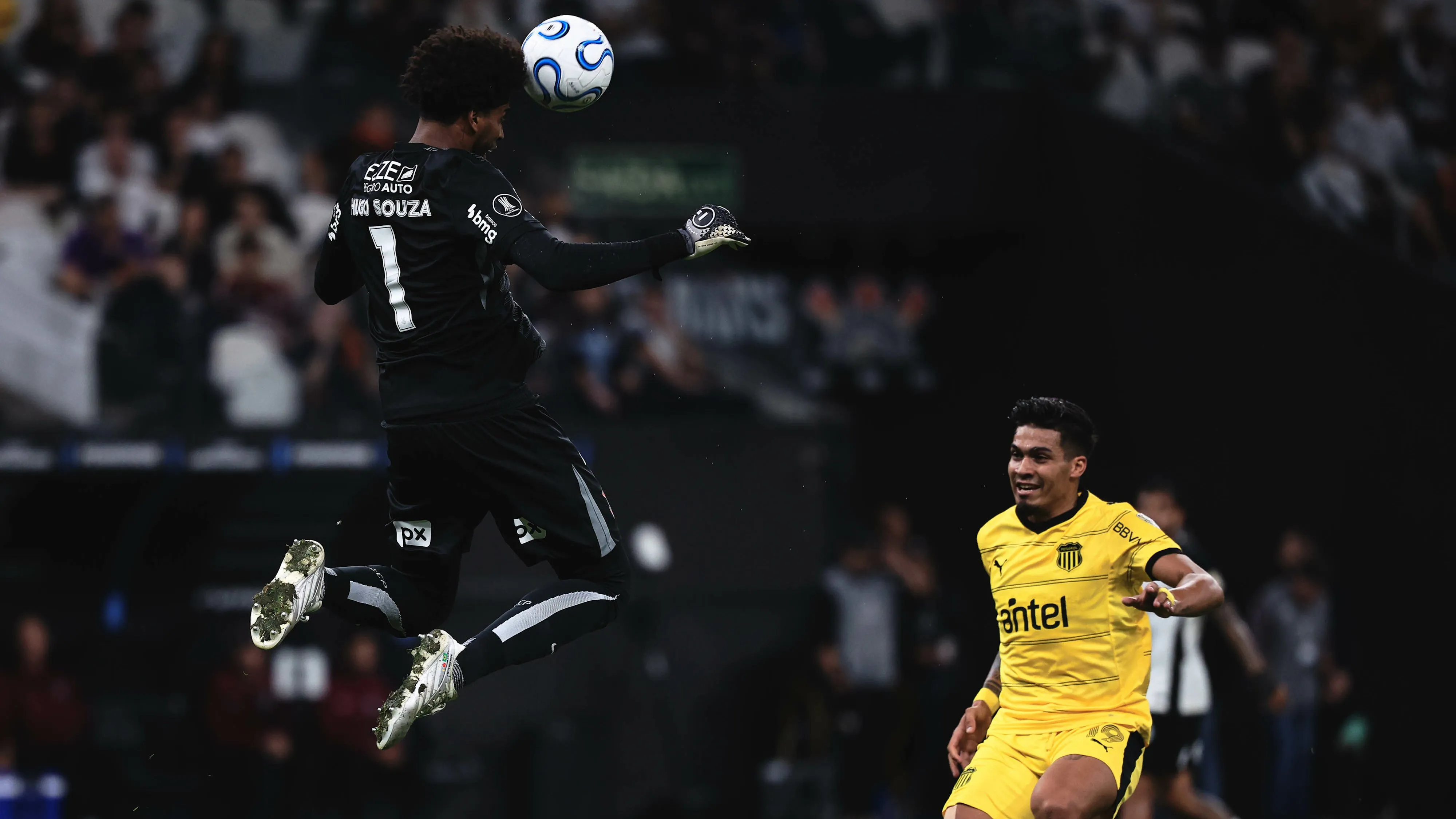 Hugo Souza jogador do Corinthians disputa lance com Matias Arezo jogador do Penarol durante partida no estadio Arena Corinthians pelo campeonato Copa Libertadores 2026. Foto: Ettore Chiereguini/AGIF