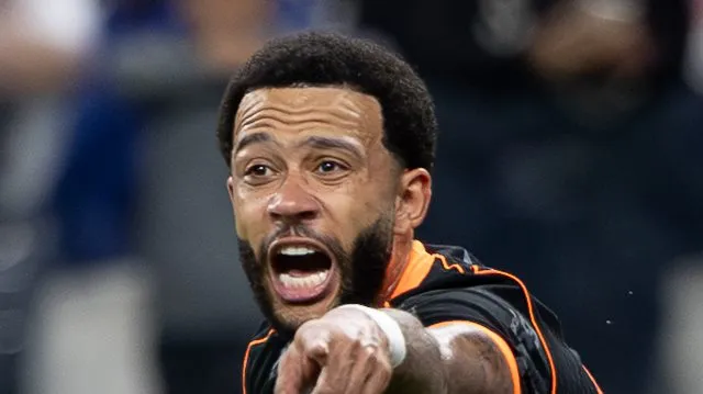 Foto: Joisel Amaral/AGIF – Depay gesticulando durante jogo na Neo Química Arena.