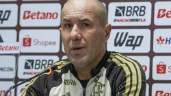 PR - CURITIBA - 17/05/2026 - BRASILEIRO A 2026, ATHLETICO-PR X FLAMENGO - Leonardo Jardim tecnico do Flamengo durante partida contra o Athletico-PR no estadio Arena da Baixada pelo campeonato Brasileiro A 2026. Foto: Robson Mafra/AGIF