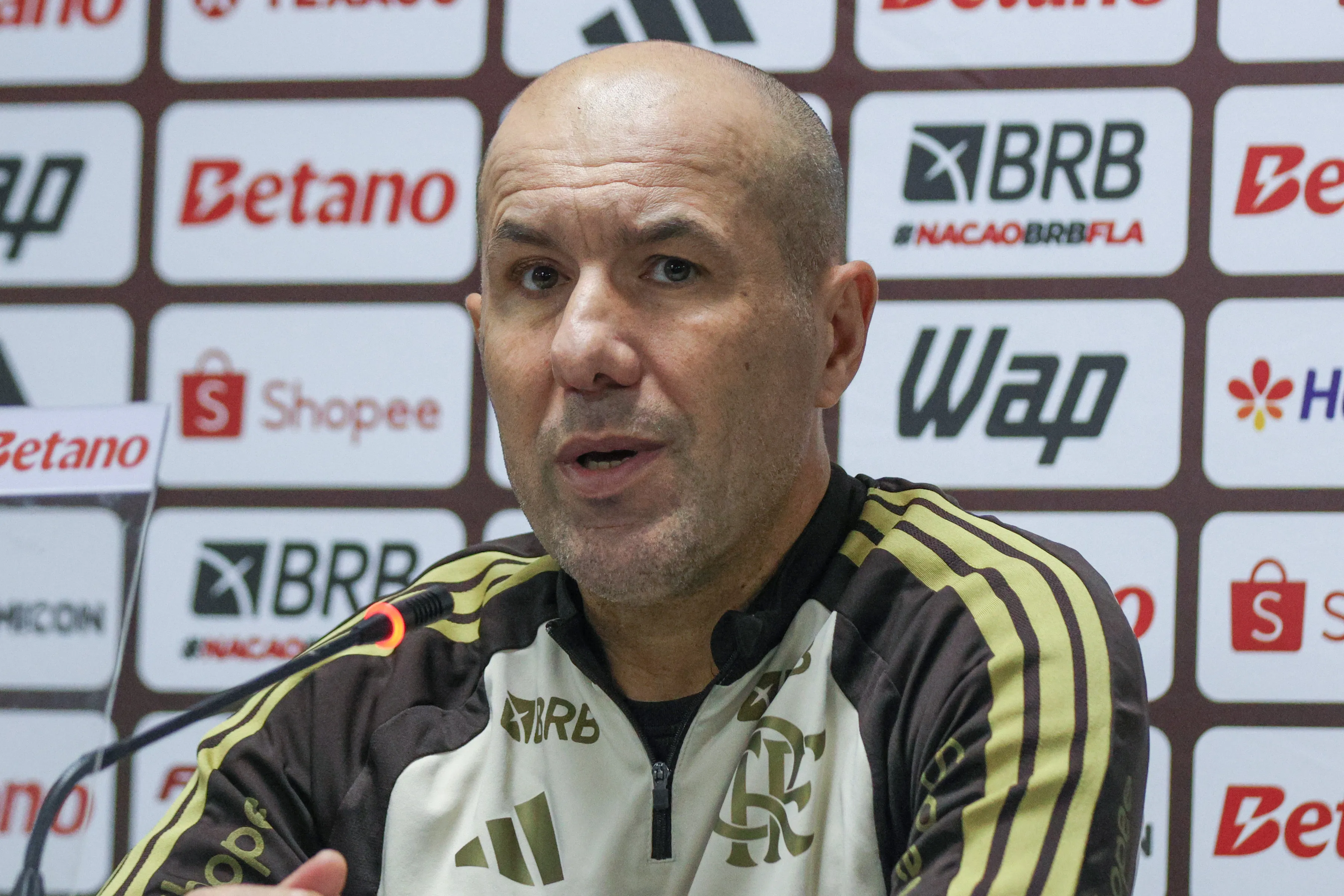 Leonardo Jardim tecnico do Flamengo durante partida contra o Athletico-PR no estadio Arena da Baixada pelo campeonato Brasileiro A 2026. Foto: Robson Mafra/AGIF