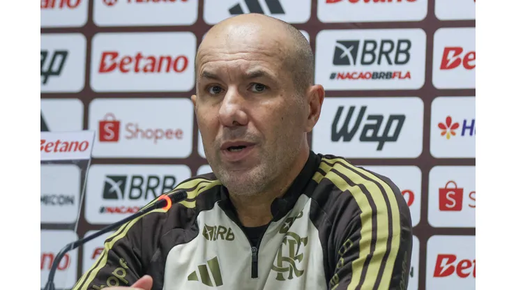 PR - CURITIBA - 17/05/2026 - BRASILEIRO A 2026, ATHLETICO-PR X FLAMENGO - Leonardo Jardim tecnico do Flamengo durante partida contra o Athletico-PR no estadio Arena da Baixada pelo campeonato Brasileiro A 2026. Foto: Robson Mafra/AGIF