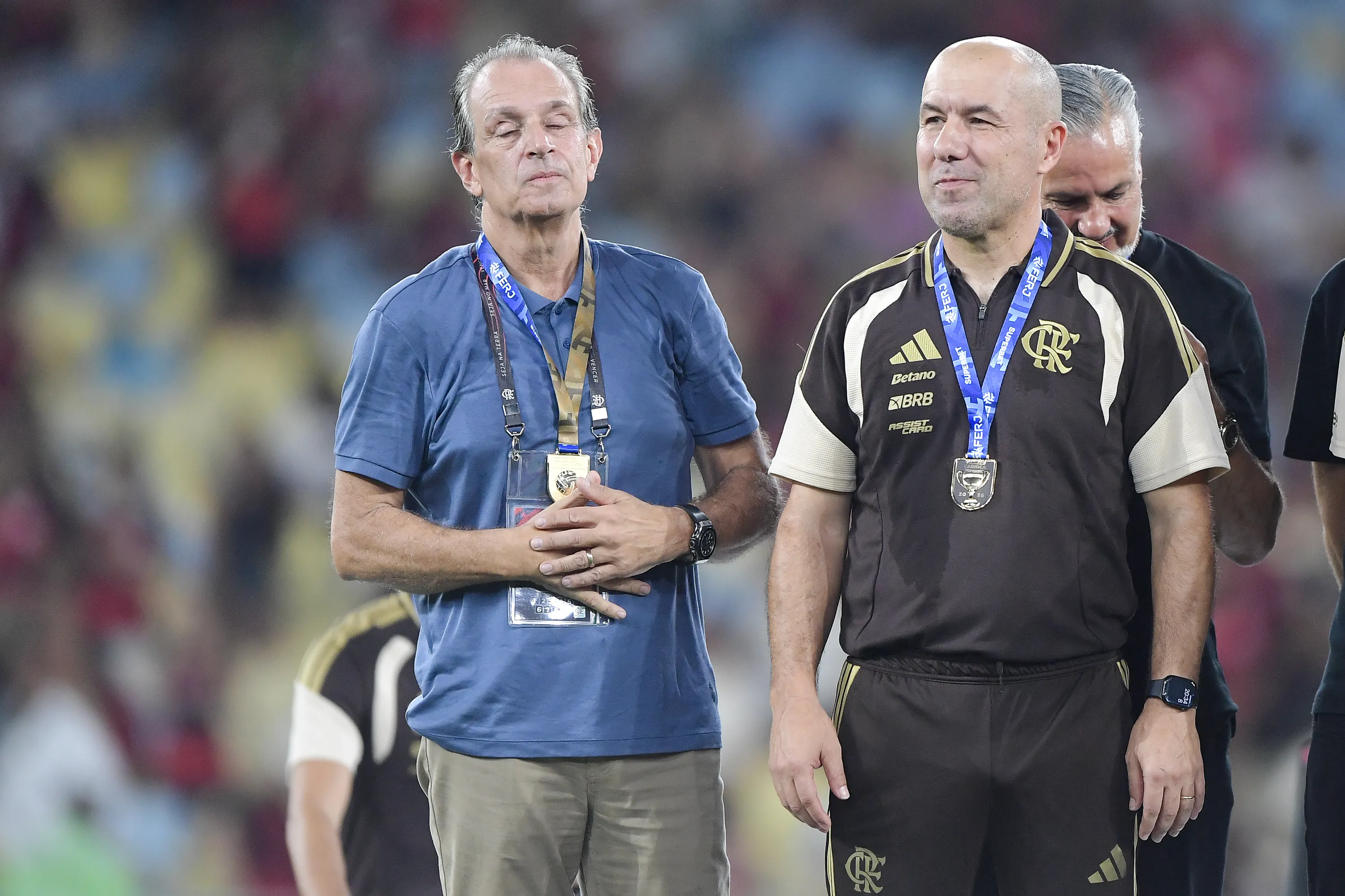 Leonardo Jardim, Bap e Boto dirigentes do Flamengo levanta a taca de campeao durante cerimonia de premiacao ao final da partida contra o Fluminense no estadio Maracana pela decisao do campeonato Carioca 2026. Foto: Thiago Ribeiro/AGIF