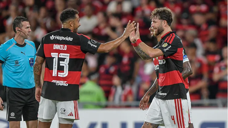 Leo Pereira jogador do Flamengo comemora seu gol com Danilo jogador da sua equipe durante partida contra o Independiente Medellin no estadio Maracana pelo campeonato Copa Libertadores 2026. Foto: Thiago Ribeiro/AGIF