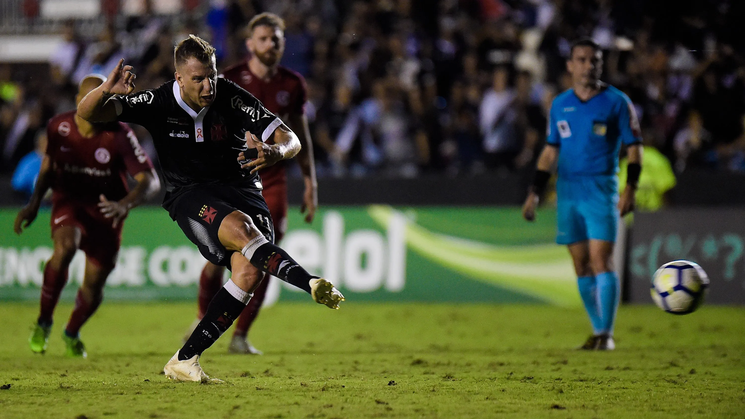 Maxi Lopez ex-jogador do Vasco durante partida contra o Internacional no estadio Sao Januario pelo campeonato Brasileiro A 2018. Foto: Thiago Ribeiro/AGIF