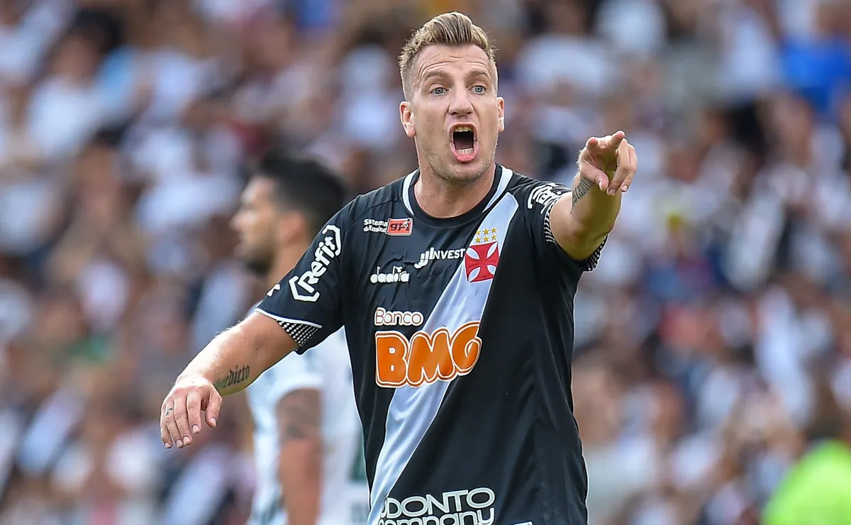 Maxi López relembra passagem pelo Vasco e revela que atuou sem receber salários no clube