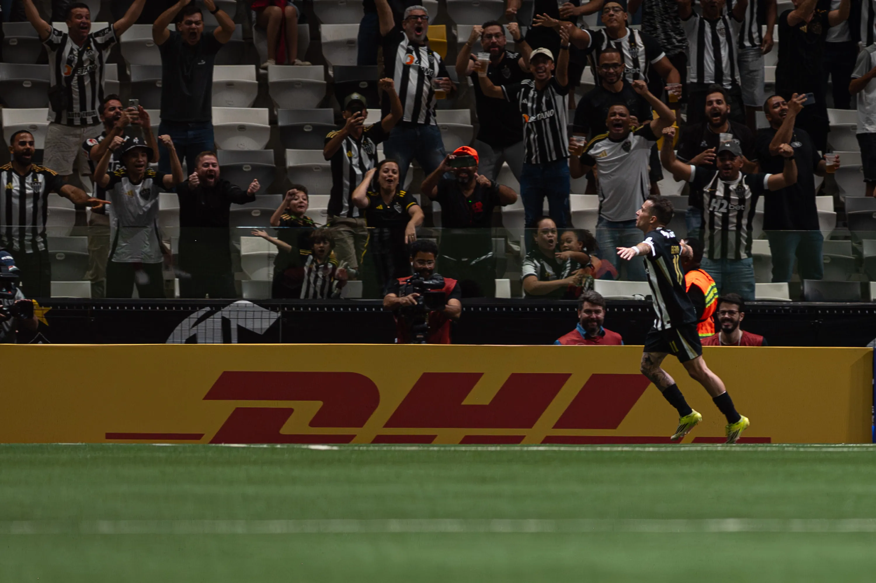 MG – BELO HORIZONTE – 21/05/2026 – COPA SUL-AMERICANA 2026, ATLETICO X CIENCIANO – Bernard jogador do Atletico comemora seu gol durante partida contra o Cienciano no estadio Arena MRV pelo campeonato Copa Sul-Americana 2026. Foto: Alessandra Torres/AGIF