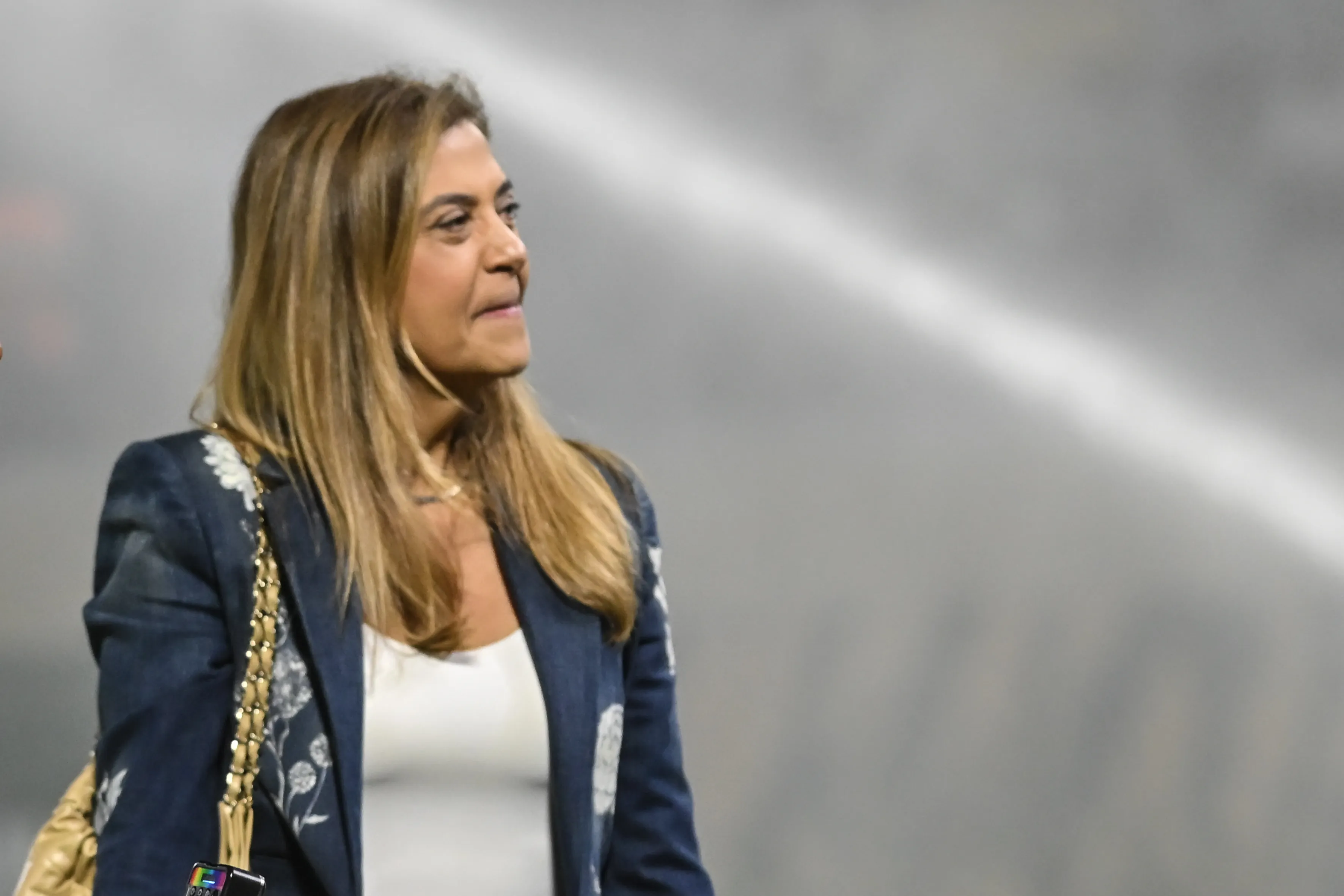 Leila Pereira, presidente do Palmeiras antes da  partida contra o Cruzeiro no estadio Arena Barueri pelo campeonato Brasileiro A 2026. Foto: Jota Erre/AGIF