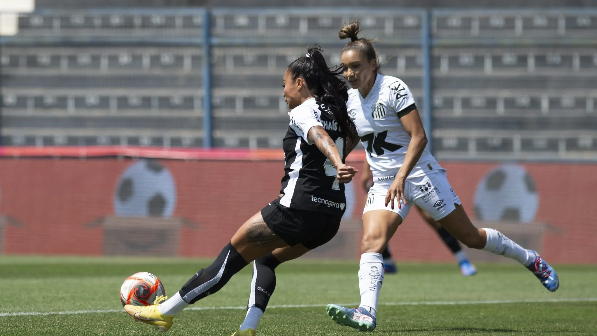 Laryh, do Santos, disputa bola com jogadora do Corinthians no Paulistão Feminino 2025