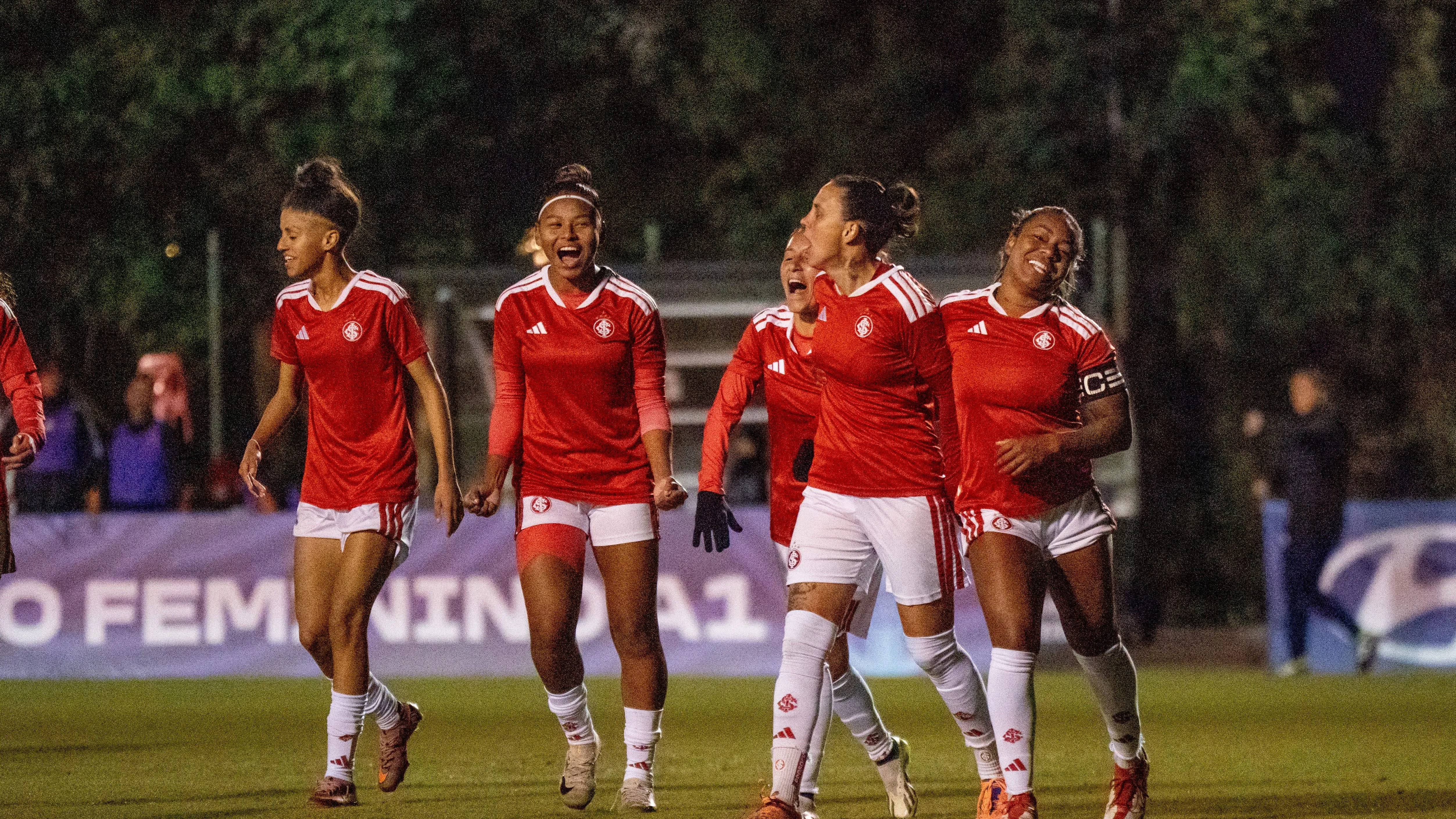 Jogadoras do Internacional em campo contra o Botafogo