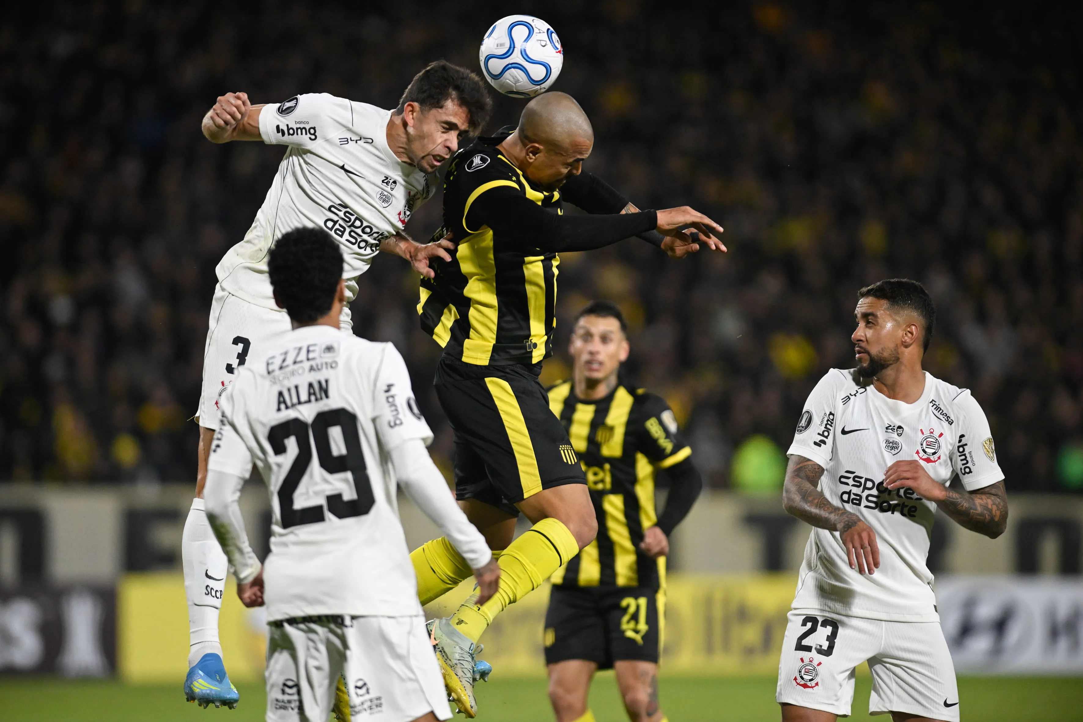 MONTEVIDEO, URUGUAY – MAY 21: Gabriel de Abreu of Corinthians vies for the ball with Emanuel Gularte of Peñarol during a Copa CONMEBOL Libertadores Group E match between Peñarol and Corinthians at Campeon Del Siglo Stadium on May 21, 2026 in Montevideo, Uruguay. (Photo by Guillermo Legaria/Getty Images)