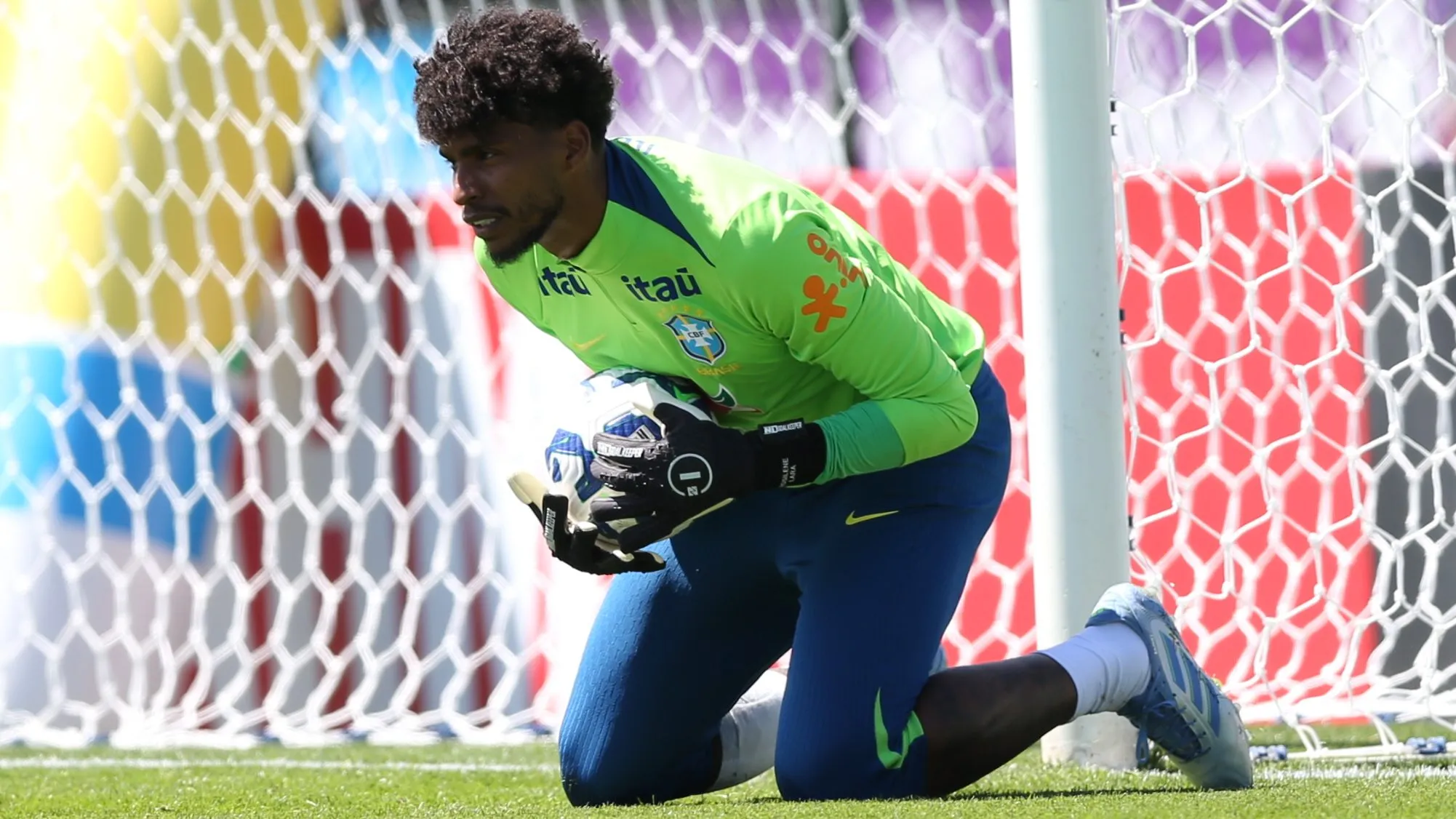 Hugo Souza em treino da Seleção Brasileira – Foto: Marlon Costa/AGIF
