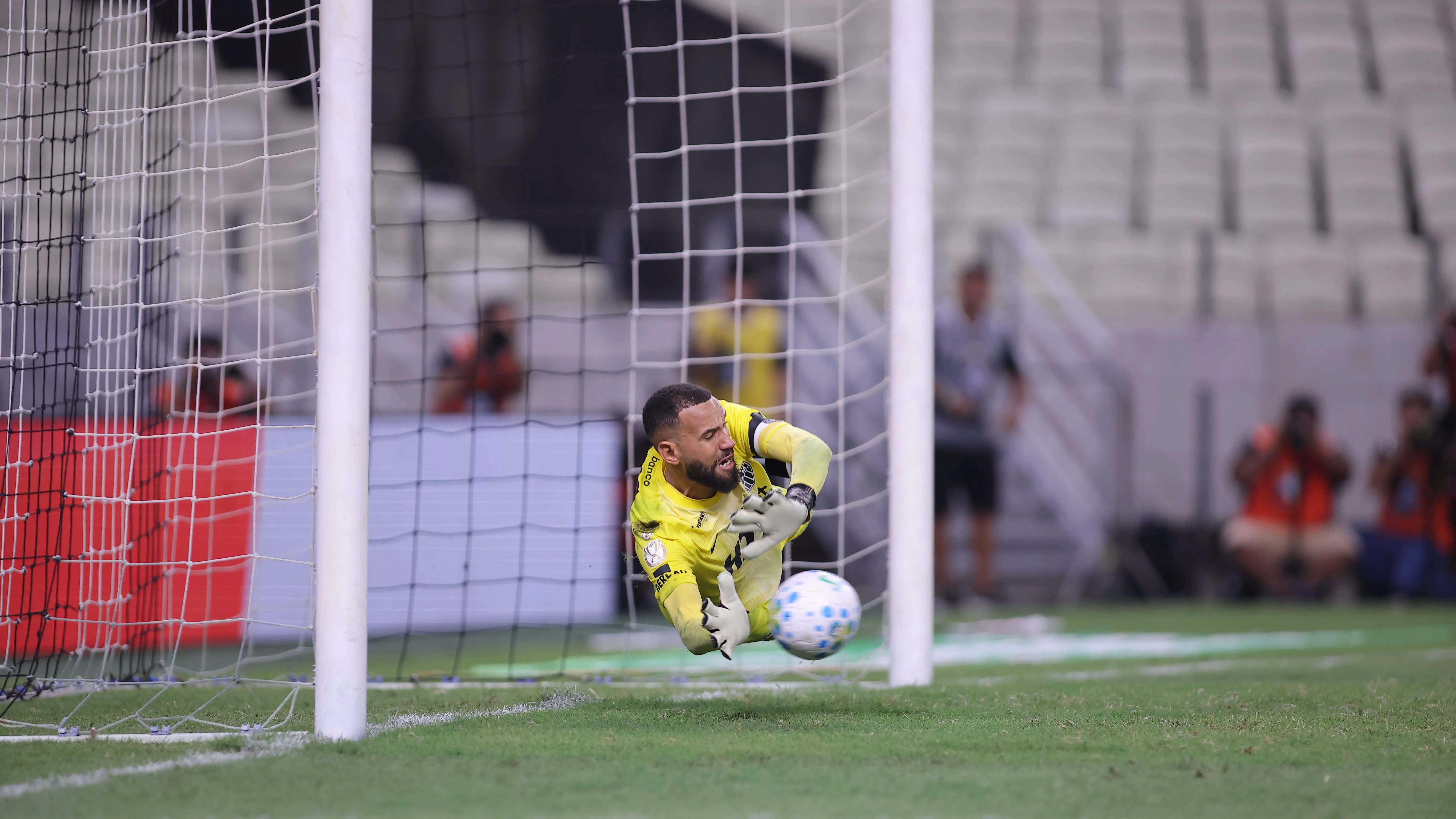 Everson defende penalti em decisão pela Copa do Brasil –  Foto: Baggio Rodrigues/AGIF