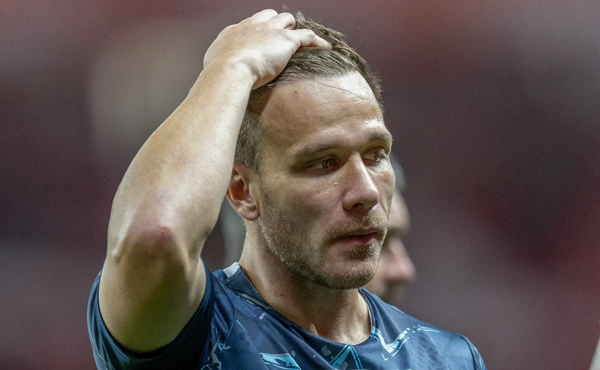 Arthur volta a treinar com bola e Grêmio ganha dilema na escalação contra o Santos