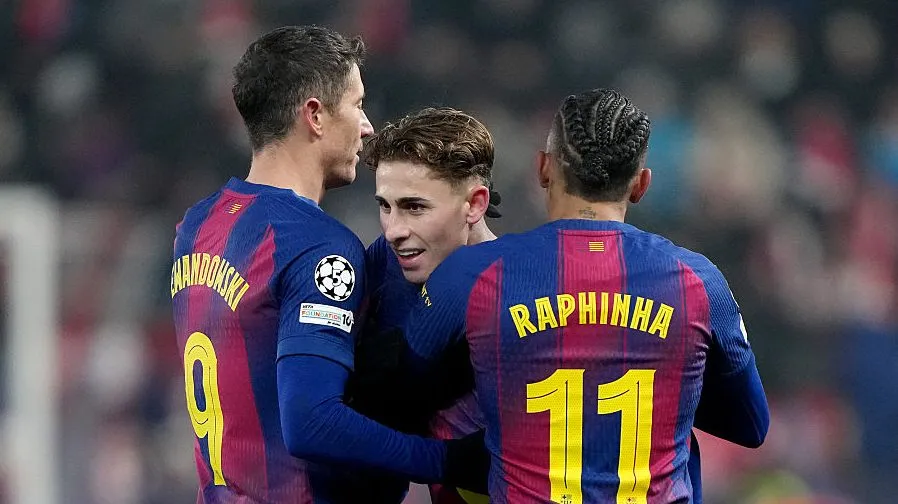 Raphinha e companheiros de Barcelona. Foto: Gabriel Kuchta/Getty Images