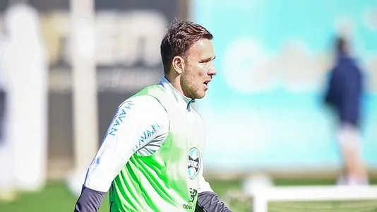 Arthur em treino do Grêmio na última quinta-feira (21) – FOTO: LUCAS UEBEL/GREMIO FBPA