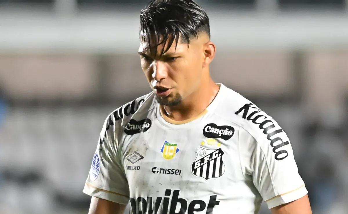 Santos não descarta emprestar Rony ao Athletico-PR e atacante pode sair