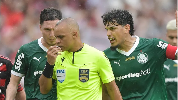- Gustavo Gomez jogador do Palmeiras reclama com a arbitragem durante partida contra o Flamengo