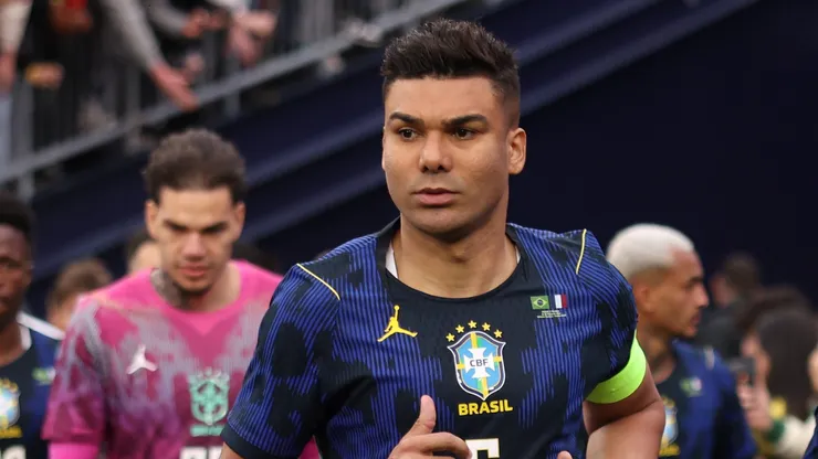 Casemiro durante amistoso contra a França