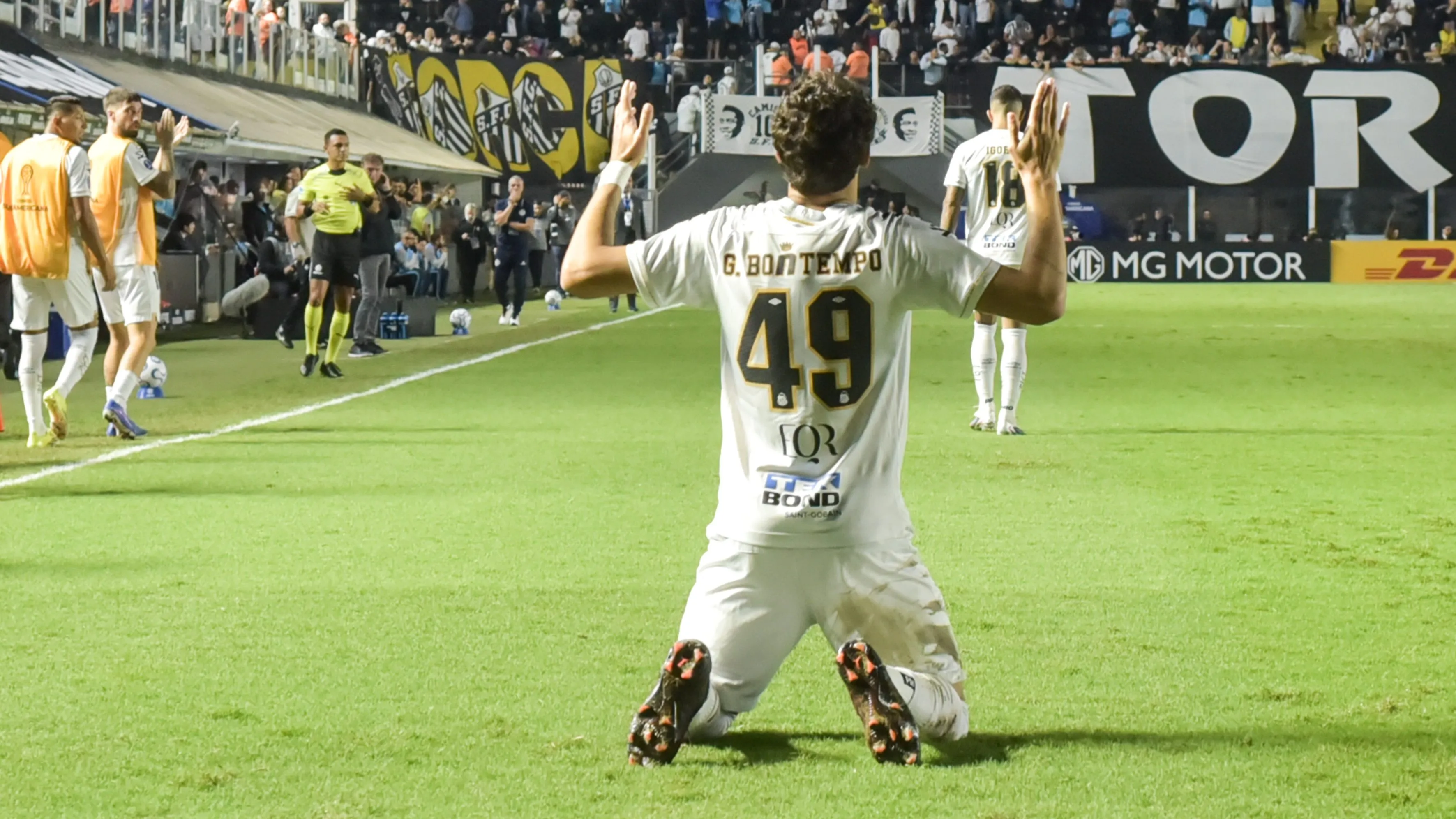 Gabriel Bontempo jogador do Santos comemora seu gol durante partida contra o San Lorenzo no estadio Vila Belmiro pelo campeonato Copa Sul-Americana 2026.  Foto: Jota Erre/AGIF