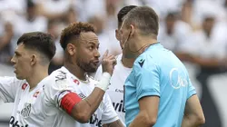 Neymar reclamando do erro na substituição. Foto: Ricardo Moreira/Getty Images