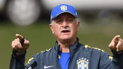Felipão durante treino do Brasil na Granja Comary, em 2014.