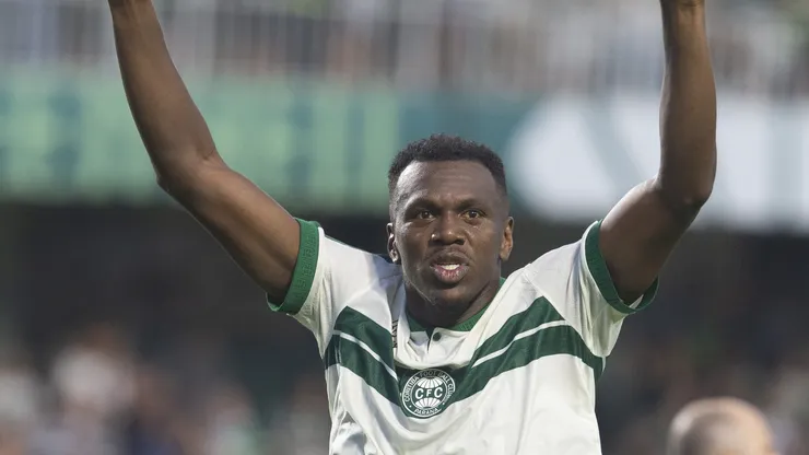 Jacy durante partida do Coritiba no Couto Pereira.