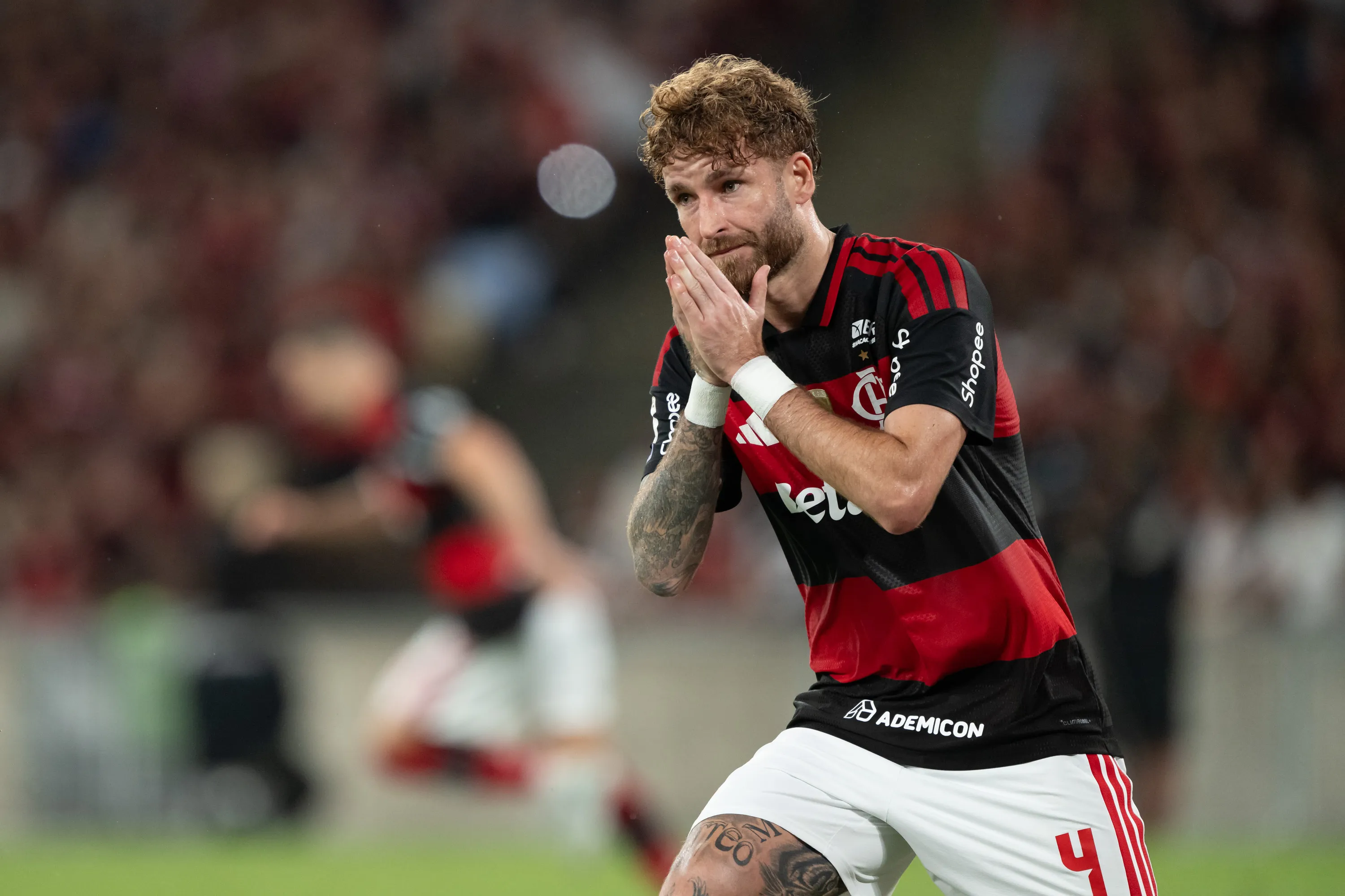 RJ – RIO DE JANEIRO – 03/05/2026 – BRASILEIRO A 2026, FLAMENGO X VASCO – Leo Pereira jogador do Flamengo lamenta durante partida contra o Vasco no estadio Maracana pelo campeonato Brasileiro A 2026. Foto: Jorge Rodrigues/AGIF